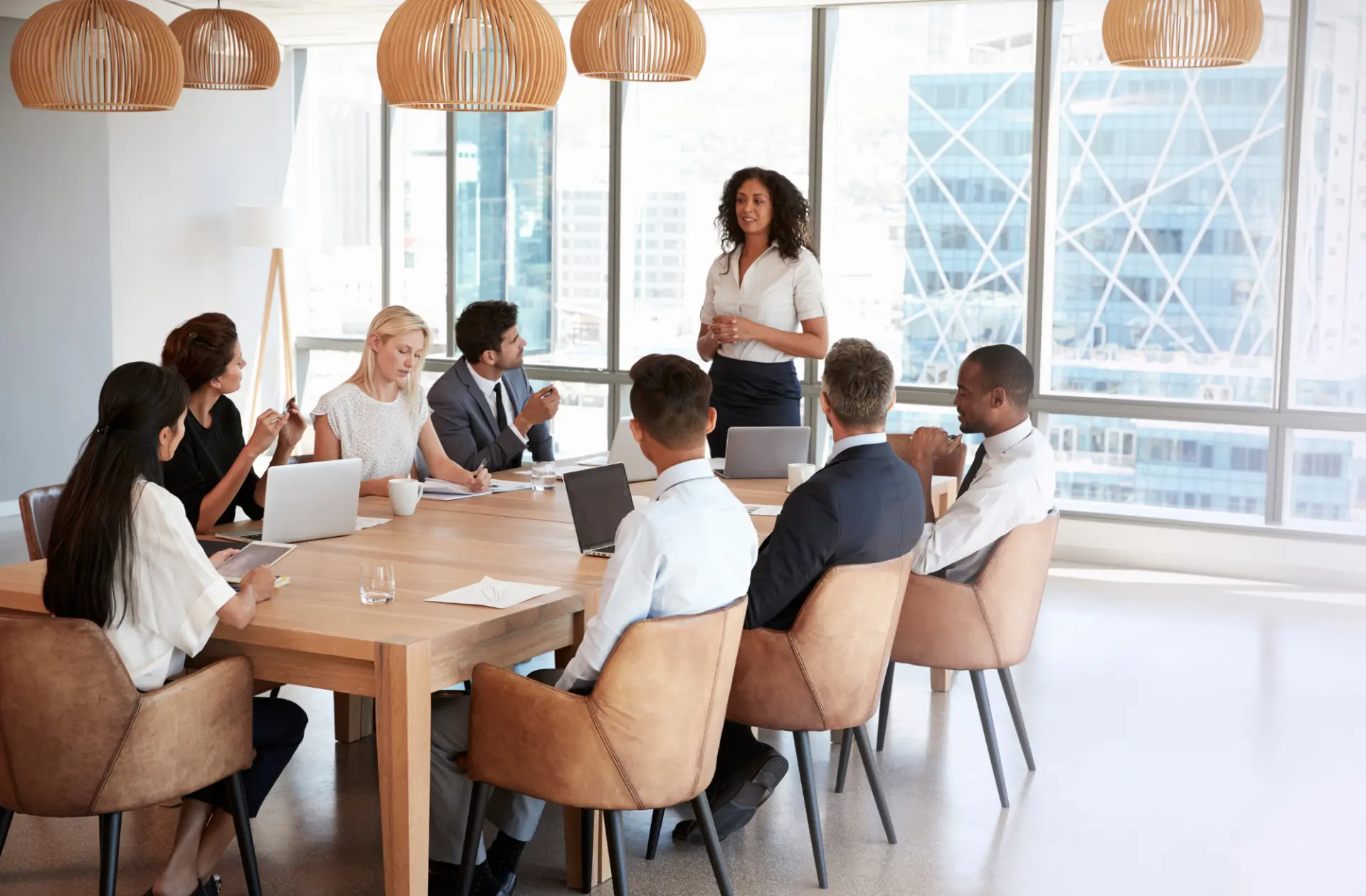 Equipe corporativa reunida em ambiente de trabalho